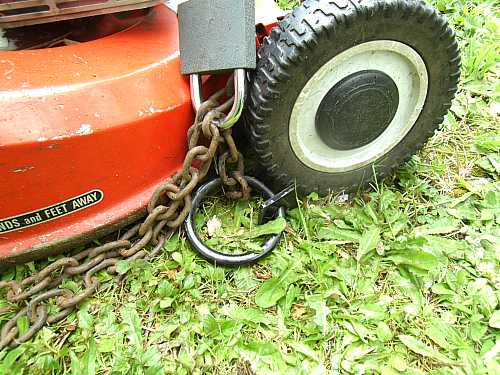 Vis de terre type anneau, sur tondeuse