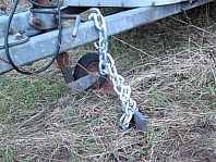 Erdanker ancrage au sol sécurisant une remorque équestre.