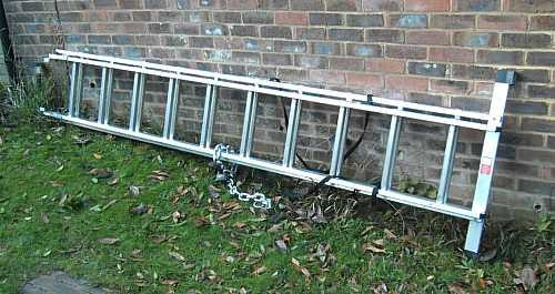 Ancrage au sol, chaîne et cadenas sur échelle en aluminium