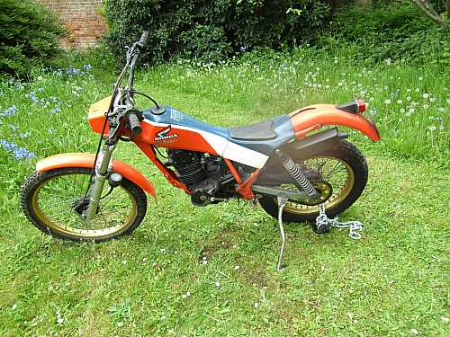 fixer un moto, Honda TLR250 au sol avec Vis de terre
