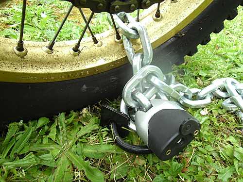 Cadenas et chaine sur moto