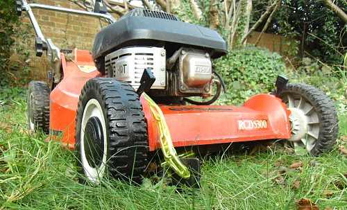 Petite tondeuse fixée au sol avec vis de terre